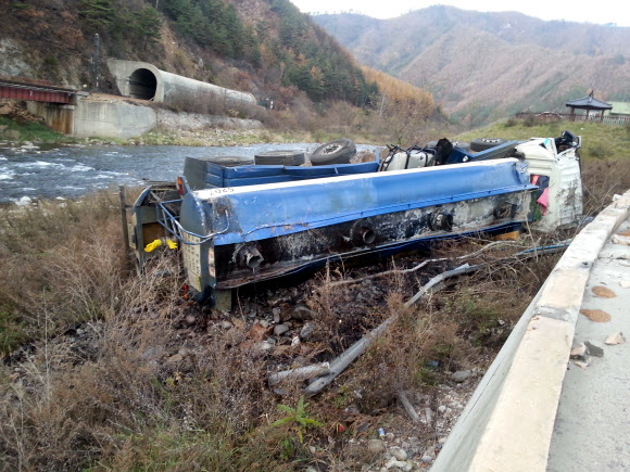 봉화 황산 탱크로리 전복. 봉화군 제공