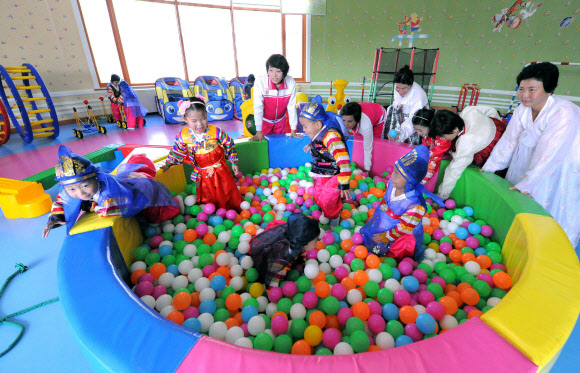 북한의 고아양육시설인 평양육아원, 평양애육원 준공식이 지난 27일 진행됐다고 조선중앙통신이 전했다.  연합뉴스