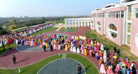 북한의 고아양육시설인 평양육아원, 평양애육원 준공식이 지난 27일 진행됐다고 조선중앙통신이 전했다.  연합뉴스