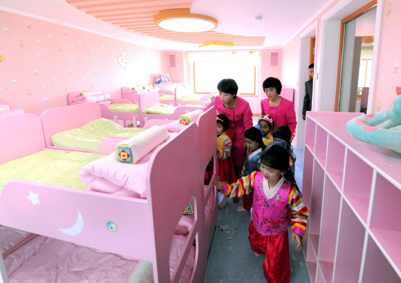 북한의 고아양육시설인 평양육아원, 평양애육원 준공식이 지난 27일 진행됐다고 조선중앙통신이 전했다.  연합뉴스