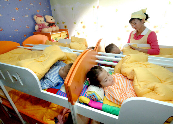 북한의 고아양육시설인 평양육아원, 평양애육원 준공식이 지난 27일 진행됐다고 조선중앙통신이 전했다.  연합뉴스