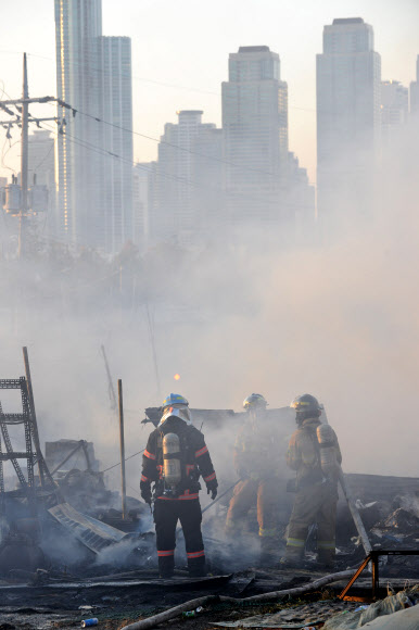 9일 오후 서울 강남구 개포동 구룡마을 7지구에 화재가 발생해 소방관이 진화작업을 하고 있다.  서울소방재난본부