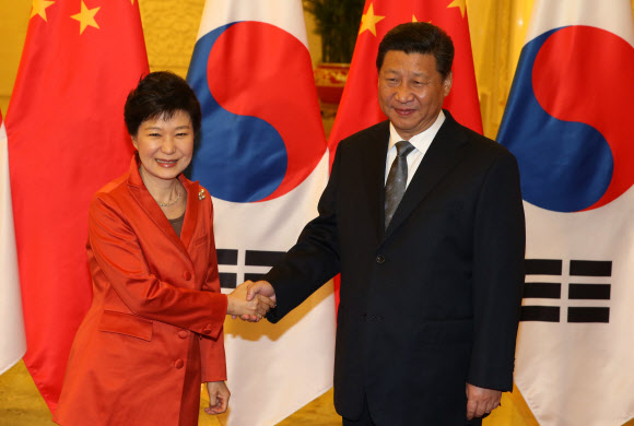 박근혜 대통령과 시진핑 중국 국가주석이 10일 오전 베이징 인민대회당에서 열린 한-중 정상회담에서 악수하고 있다.  연합뉴스
