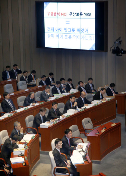 최경환 경제부총리 겸 기획재정부 장관이 10일 오전 국회에서 열린 예산결산특별위원회 전체회의에서 의원들의 질의에 답하고 있다. 연합뉴스