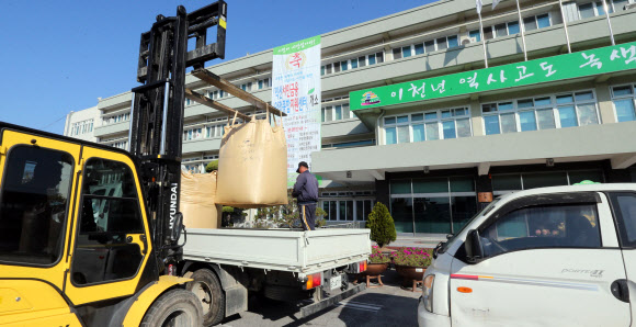 전북 익산시 농민회가 10일 오전 익산시청에서 ’한중FTA저지, 쌀전면개방 저지’를 위한 쌀 적재 투쟁을 벌이고 있다. 농민회는 이날 200t의 쌀을 시청에 옮겨놨다.  연합뉴스