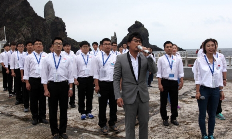 가수 이승철이 지난 9일 일본 공항에서 입국이 거부된 채 억류되는 봉변을 당했다고 소속사가 밝혔다. 소속사는 “이승철씨가 9일 오전 지인의 초대로 도쿄 하네다 공항에 도착했으나 석연치 않은 이유로 출입국사무소에 억류됐다 결국 그날 귀국했다”고 설명했다. 소속사는 이어 “이승철 씨가 지난 8월 독도에서 통일송을 발표하고 이와 관련해 언론 보도가 따른데 대한 표적성 입국 거부로 보인다”고 주장했다. 사진은 지난 8월 14일 독도에서 탈북청년합창단과 통일을 염원하는 ‘그날에’를 부르는 모습. <br>연합뉴스