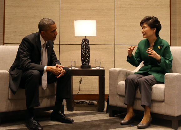 박근혜 대통령과 버락 오바마 미국 대통령이 11일 오후 중국 베이징 외곽 옌치후의 ‘국가회의센터’에서 열린 한미정상회담에서 환담하고 있다.  연합뉴스