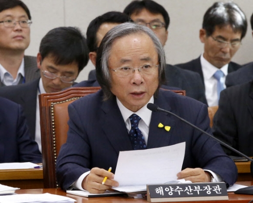 이주영 해양수산부 장관이 12일 오전 국회에서 열린 농림축산식품해양수산위원회 전체회의에서 의원들의 질의에 답하고 있다.<br>연합뉴스