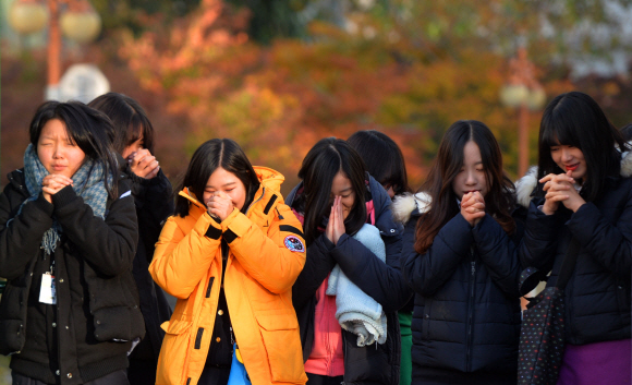 2015 수능 만점자 화제. 수능일인 13일 서울 이화외고에서 고등학교 1,2 학년 학생들이 수험생의 수능고득점을 기원하며 기도를 하고 있다. 박지환 기자 popocar@seoul.co.kr