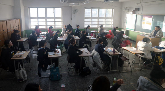 2015학년도 대학수학능력시험이 치러진 13일 오전 서울 강남구 압구정고등학교에 마련된 시험장에서 수험생들이 시험 시작을 기다리고 있다.  연합뉴스