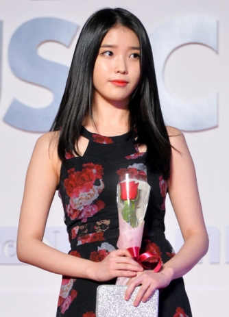 가수 아이유가 13일 서울 송파구 방이동 올림픽공원 체조경기장에서 열린 ‘2014 멜론뮤직어워드’에 참석했다.