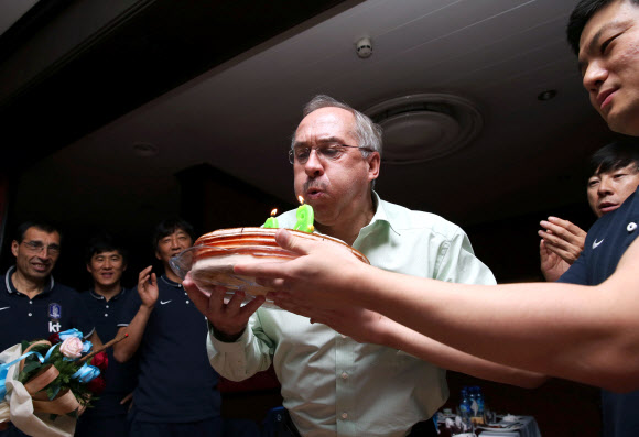 생일 케이크 촛불끄는 슈틸리케 감독