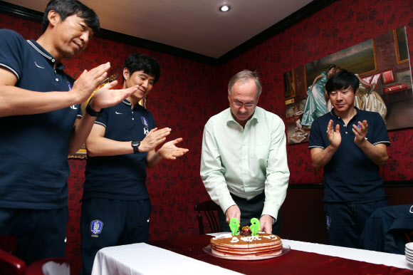 생일 케이크 자르는 슈틸리케 감독