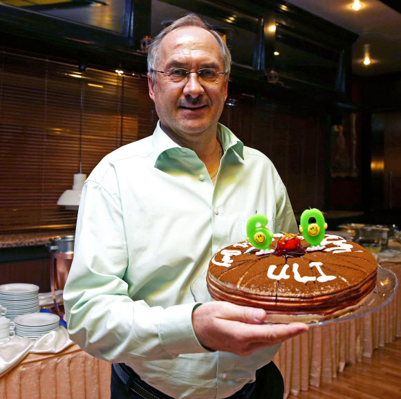 60세 생일 케이크 받은 슈틸리케 감독