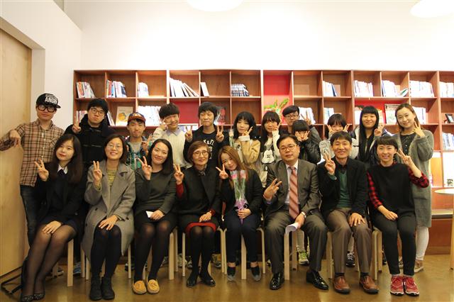 ‘무지개 JOB아라’ 제3기 수료생들이 교사 등과 함께 기념촬영을 하고 있다.