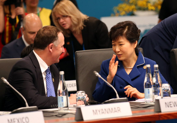 박근혜 대통령과 존 키 뉴질랜드 총리가 지난 15일 호주 브리즈번 컨벤션센터(BCEC)에서 열린 주요 20개국(G20) 정상회의 세션 1(경제성장 강화 및 일자리 창출)에 참석해 이야기를 나누고 있다.  브리즈번 연합뉴스