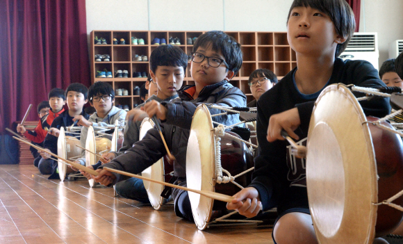 전북 임실 필봉농악전수회관에서 농악을 배우러 온 어린이들이 장구연주를 배우고 있다.