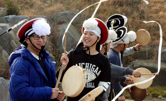전북 임실 필봉농악전수관에서 농악을 배우러 온 사람들이 상모돌리기 연습을 하고 있다.