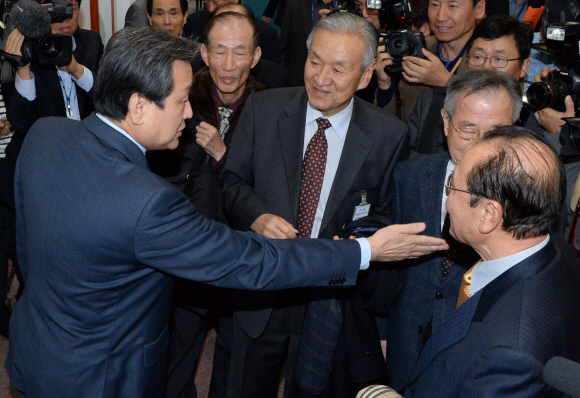 김무성(왼쪽) 새누리당 대표가 17일 국회에서 열린 전국 공무원연금 수급자 총연합회와의 면담에 앞서 대표실을 찾은 회장단에 자리를 안내하고 있다. 김명국 전문기자 daunso@seoul.co.kr