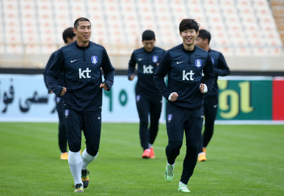 17일(한국시간) 오후 이란 테헤란의 아자디 스타디움에서 이란과의 평가전을 앞두고 열린 축구대표팀 훈련에서 손흥민, 차두리 등이 환하게 웃으며 몸을 풀고 있다. 한국대표팀은 아자디 스타디움에서 5전 2무 3패를 기록중이다.  연합뉴스