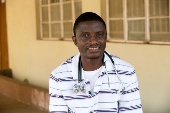 에볼라 감염 시에라 의사 사망