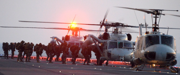 18일 오전 경북 포항시 근해 독도함에서 펼펴진 2014 호국합동상륙훈련에서 해안침투 해병대원들이 헬기에 타고 있다.  사진공동취재단