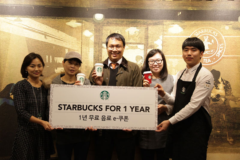 ㈜스타벅스커피 코리아(대표 이석구)가 한국진출 15년을 맞아 총 15명에게 1년간 무료 음료를 제공하는 ‘Starbucks for 1 Year’이벤트를 전개하며, 17일 첫 번째 1기 당첨자 3명을 서울 소공동 지원센터(본사)로 초청해 전달 기념식을 가졌다.