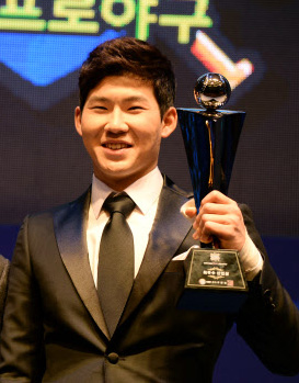 NC 박민우가 18일 서울 서초구 더케이호텔에서 열린 ‘2014 프로야구 MVP, 최우수신인 발표 및 부문별 시상식’에서 생애 단 한 번뿐인 신인왕에 오른 뒤 트로피를 들고 활짝 웃고 있다. 최승섭 기자 thunder@sportsseoul.com