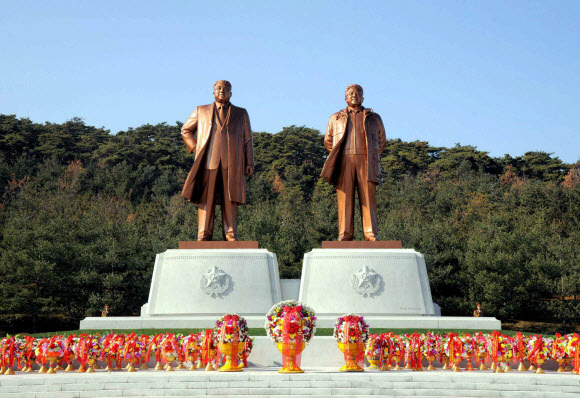 북한이 국가안전보위부(보위부) 요원을 양성하는 보위대학에 김일성 주석과 김정일 국방위원장의 동상을 세웠다고 노동당 기관지 노동신문이 19일 전했다.  연합뉴스