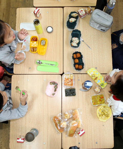 충북도내 학교비정규직 근로자들의 파업으로 도내 초·중·고등학교 급식에 차질이 발생한 20일 낮 청주시의 한 초등학교 교실에서 학생들이 점심으로 학교에서 마련한 빵과 음료수와 직접 싸온 도시락을 먹고 있다. 연합뉴스