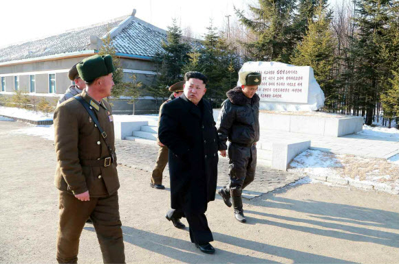 북한 김정은 국방위원회 제1위원장이 북쪽 변방의 공군부대인 제991군부대를 시찰했다. 노동당 기관지 노동신문이 21일 게재한 관련 사진에는 김 제1위원장이 간부들과 걸으며 대화하는 모습이 담겼다. 연합뉴스