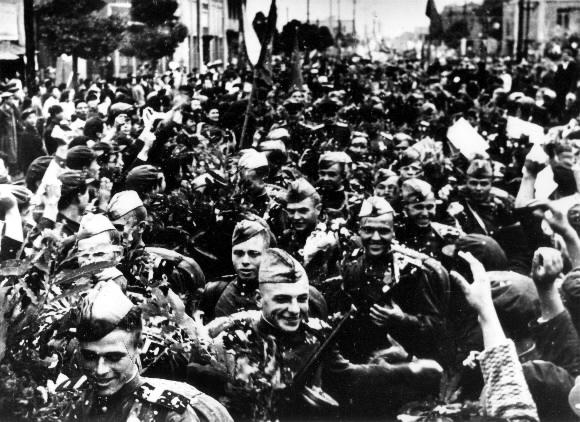 1945년 8월 15일 일본의 패망과 함께 38도선 이북에 주둔하던 소련군이 1949년 2월 북한 평양에서 철수하는 모습. 서울신문 포토라이브러리