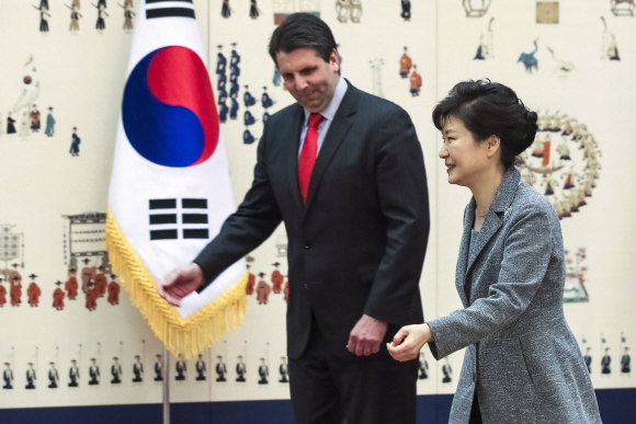 박근혜 대통령이 21일 마크 윌리엄 리퍼트 주한미국대사로부터 신임장을 제정받은 뒤 환담장으로 이동하고 있다.  안주영 기자 jya@seoul.co.kr