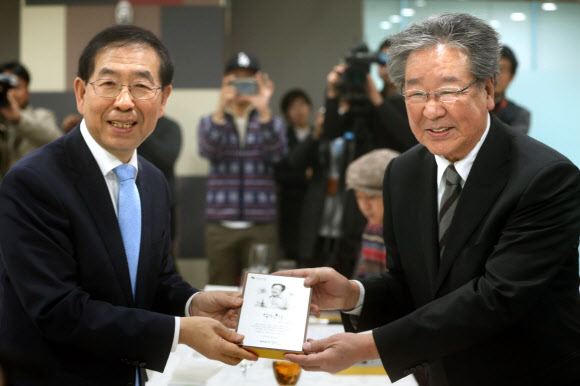 배우 최불암이 25일 오전 서울시청에서 열린 ’민선6기 서울시 홍보대사 위촉식’에서 박원순 서울시장으로부터 위촉패를 받고 있다.  연합뉴스