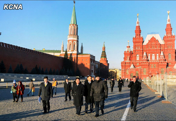 레닌 묘 둘러보는 북한 최룡해