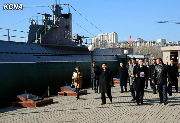 러시아 잠수함 둘러보는 북한 최룡해