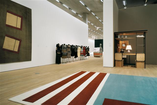바젤 출신 건축가인 헤어초크와 드 뫼롱의 개성이 드러나는 샤울라거 미술관 내부에 전시된 작품들.(샤울라거 제공)