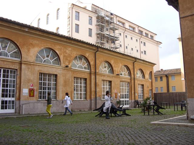 로마 도심에 자리한 국립복원학교(SCUOLA) 전경. 교내에선 의사처럼 흰색 웃옷차림의 학생들을 만날 수 있다.