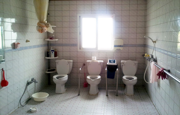 남녀 장애인이 서로 용변 보는 모습을 볼 수 있게 노출된 화장실.  국가인권위원회 제공