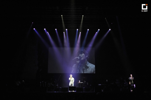 20일 서울 광진구 악스코리아에서 신화의 김동완이 미니콘서트 ‘He’를 열었다. 통기타를 둘러매고 라이브 밴드와 호흡을 맞추며 소박한 무대를 꾸몄다.