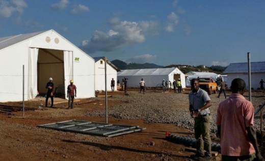 한국 에볼라 긴급구호대 1진이 활동할 시에라리온 수도 프리타운 인근 가더리치에서 에볼라 치료소 공사가 한창이다. 치료소는 다음달 15일 완공된다.<br>외교부 제공