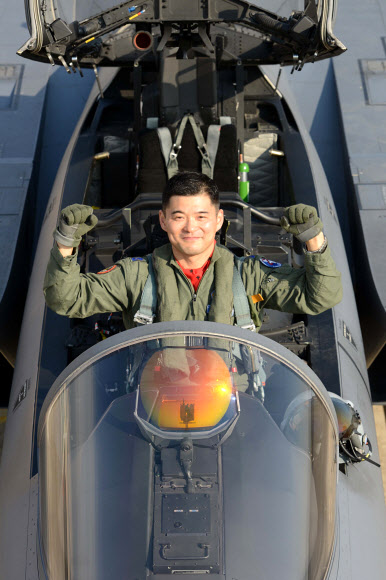 올해 최고 조종사(탑건)에 선정된 제11전투비행단 소속 고대산(35·공군사관학교 50기) 소령이 27일 F15K 전투기 콕핏(cockpit·조종석)에 앉아 포즈를 취하고 있다. 공군 제공