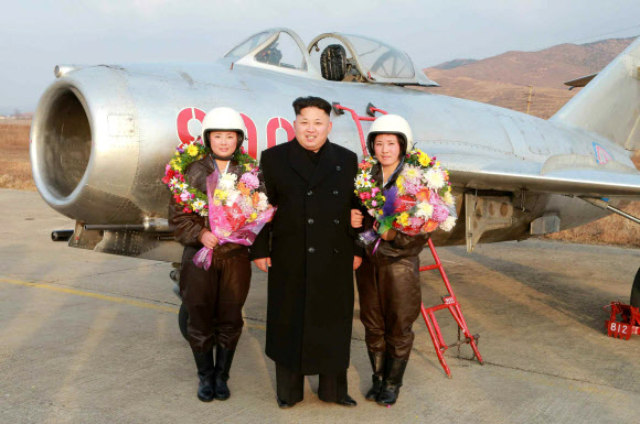 북한 김정은, 첫 여성 전투기 조종사들과 찰칵