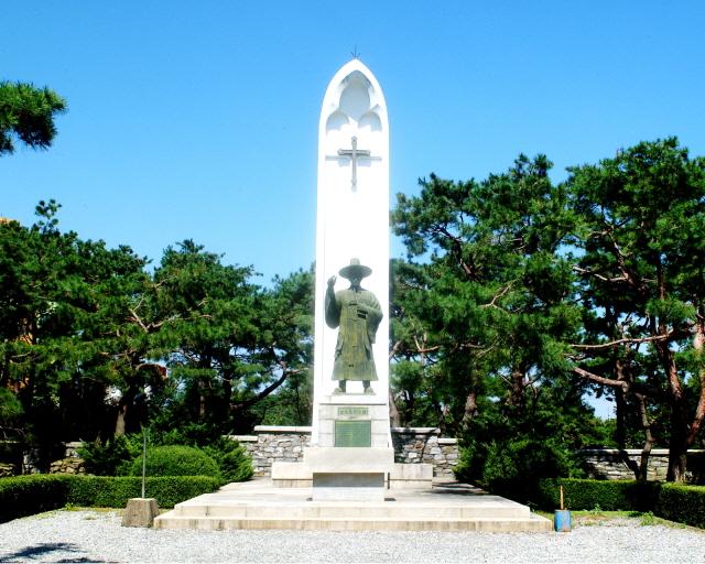 김대건 신부 동상이 서 있는 솔뫼성지 