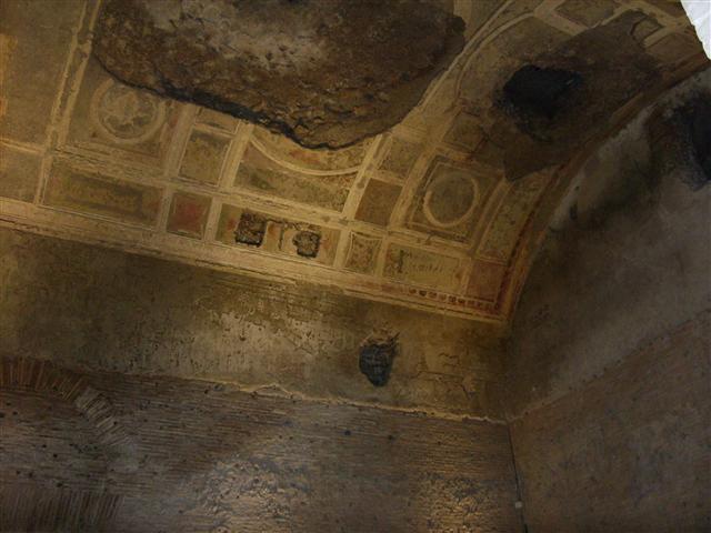 세베루스와 켈레르, 두 사람의 건축가가 설계한 1.4㎢ 넓이의 황궁은 4년 만에 완공됐다. 천장과 벽면의 곳곳에는 당시의 화려했던 일상을 짐작하게 하는 벽화들이 남아 있다.