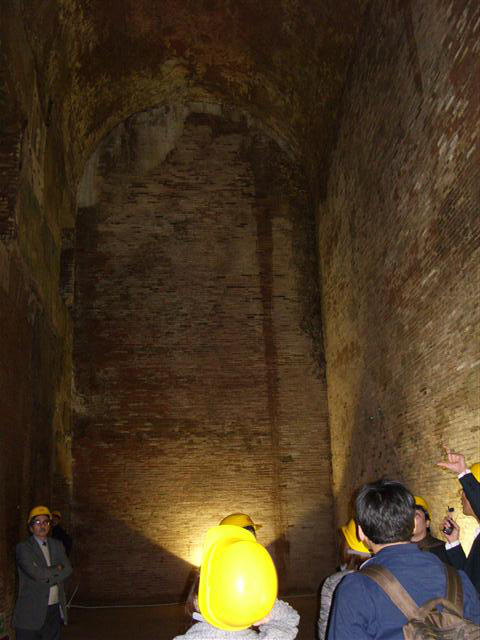 2000년 가까운 시간이 흐르면서 땅속에 파묻힌 황궁에는 로마제국에선 처음으로 둥근 볼트형 천장이 사용됐다.