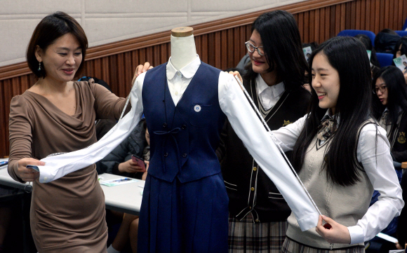 예비숙녀를 위한 패션 강좌에 참가한 학생들이 패션예절과 체형에 따른 연출법을 배우고 있다.(서울여고)