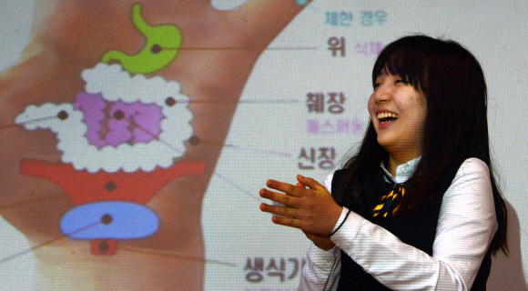 서울 금천고에서 실시한 ‘웃음치료’ 강좌에 참여한 학생이 건강에 유익한 박수를 쳐보며 즐거워하고 있다.