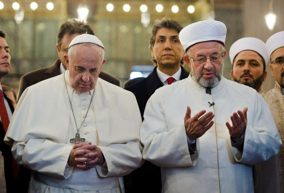 터키 이슬람사원 방문한 교황 