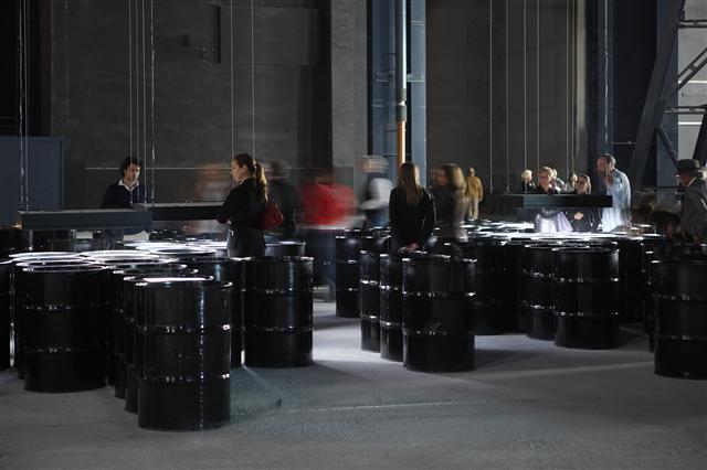 물로 채워진 드럼통 42개를 설치한 알프레도 야르의 ‘지리=전쟁’.  금호미술관 제공
